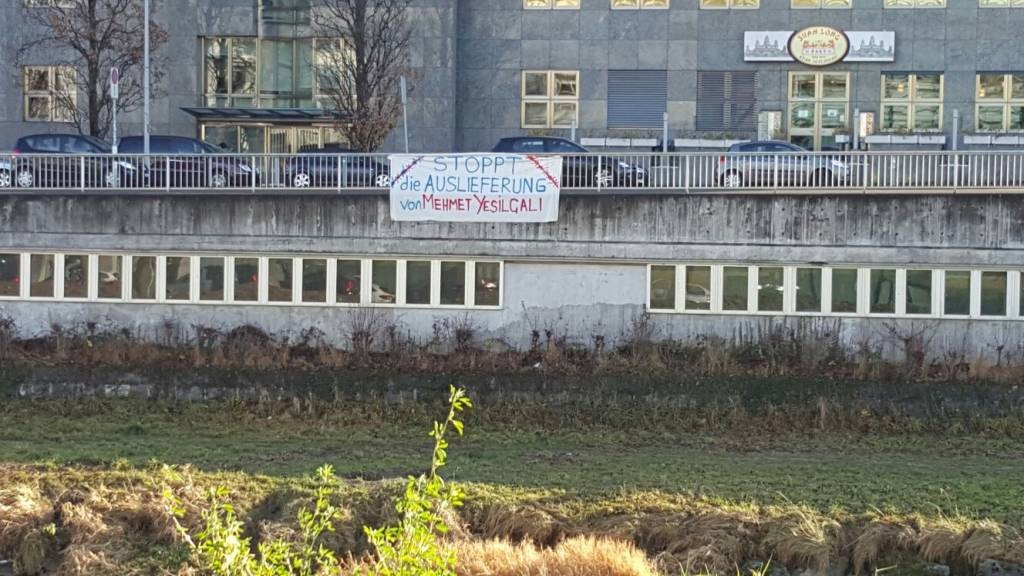 YDG’den Mehmet Yeşilçalı İçin Pankart Asma Eylemleri