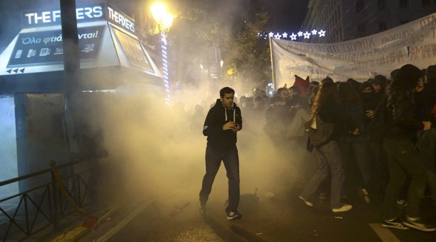 Onlar Alkis Konstantinidis © Atina, Yunanistan, 15 Kasım 2016 yılında ABD Başkanı Barack Obama ziyareti, karşı bir gösteri sırasında çevik kuvvet polisle çatıştı olarak Protestocular göz yaşartıcı gaz kaçmak