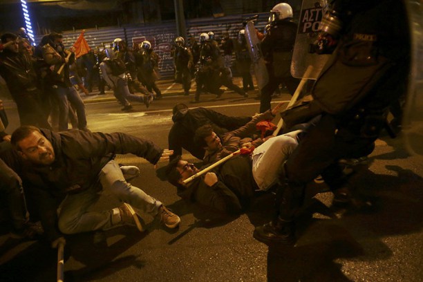 Protestocular Alkis Konstantinidis © Atina, Yunanistan, 15 Kasım 2016 yılında ABD Başkanı Barack Obama ziyareti, karşı bir gösteri sırasında polisle çatıştı